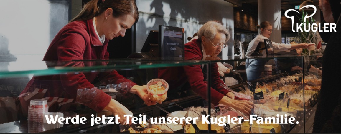 Mitarbeiterinnen an der Frischetheke beim Abfüllen der Produkte für die Kunden.