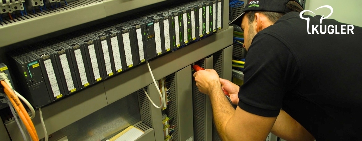 Einer unserer Mitarbeiter am Elektronikschrank.
